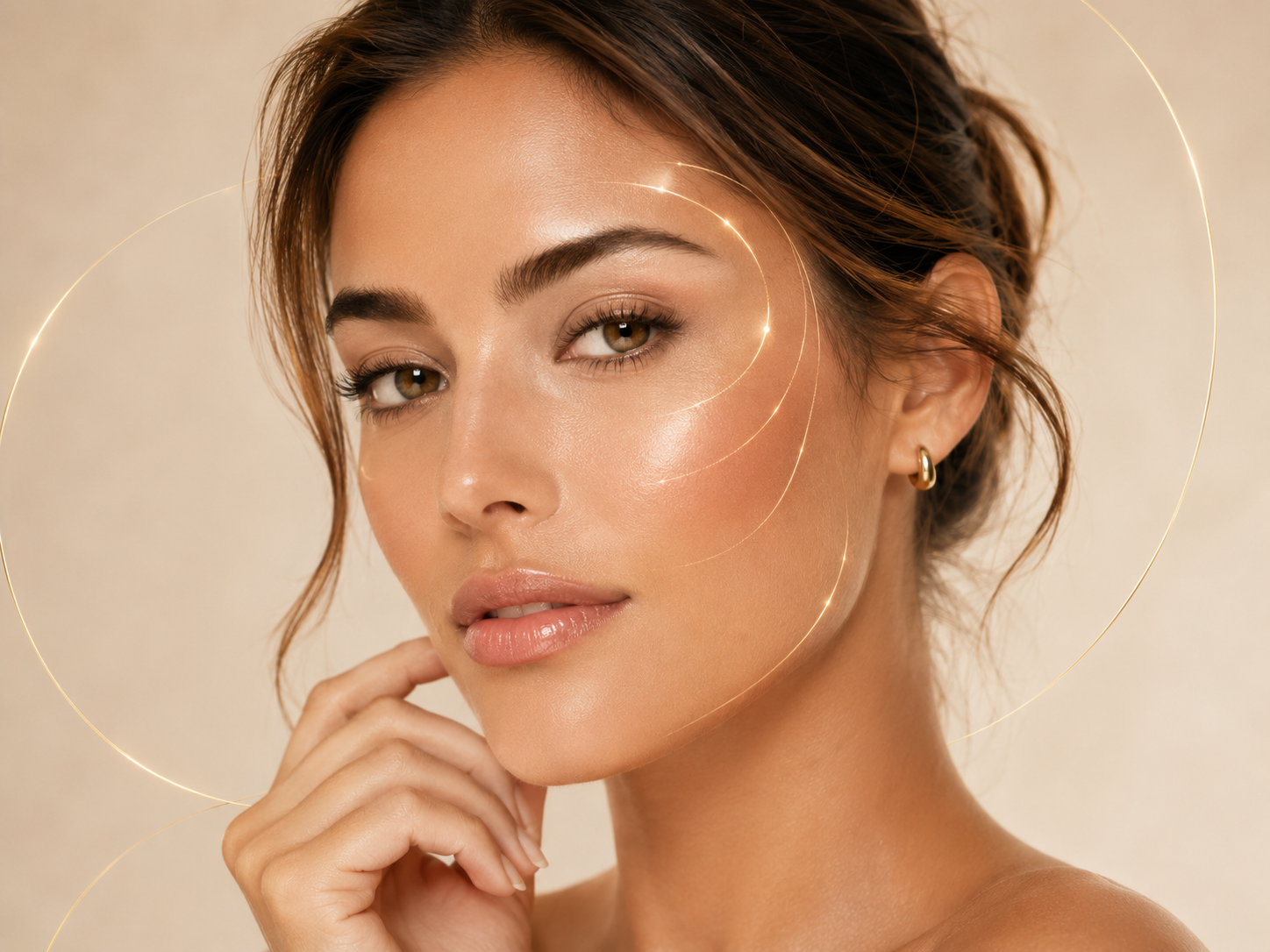 Rosto feminino iluminado com linhas douradas representando glow e naturalidade